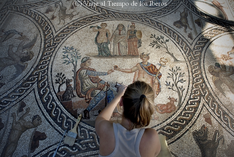 Mosaico de los Amores. Conjunto Arqueológico de Cástulo, Jaén (C) Viaje al Tiempo de los Iberos